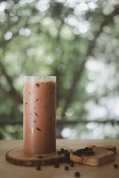 Café Helado Mocha Vaso Alto Con Granos Café Sobre Una — Foto de Stock