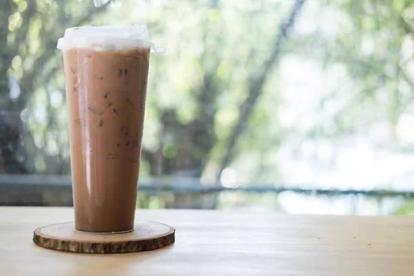 Kopi Beku Mocha Dalam Gelas Plastik Tinggi Ditempatkan Atas Meja — Stok Foto