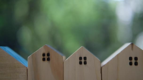 Hombre Mano Seleccionar Casa Madera Para Mejor Hogar Vida Concepto — Vídeos de Stock