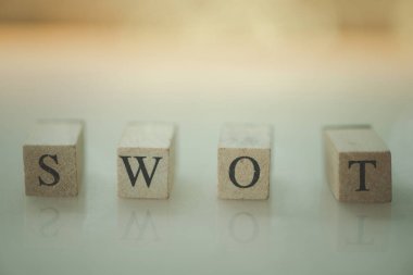 Tahta küplerle ilgili SWOT (SWOT analizi) metni. Strateji fikri kavramı.