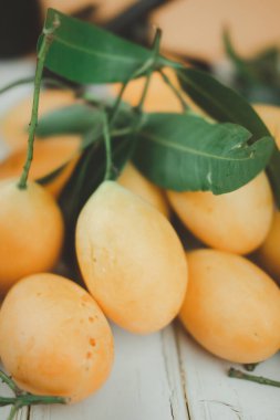 Yapraklı bir demet sarı mayonez. Şubat-Nisan döneminde Tayland 'da mevsimlik meyve