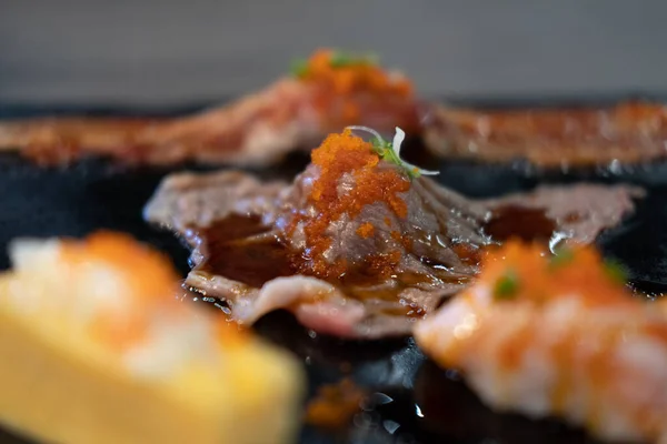 Sushi Ternera Wagyu Con Salsa Tobiko Enfoque Selectivo —  Fotos de Stock
