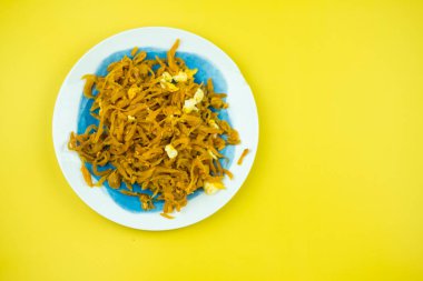 Sarı arka planda yumurta ile turp kafası karıştır. Sadece yemek ama Taylandlılar için çok popüler.