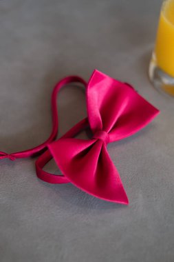 Zarif kırmızı erkek papyonunun yakın görüntüsü. Düğün için hazırlık..