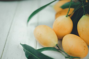 Yeşil yapraklı mayonez demeti tatlı sarıdır. Tayland aksanı mayonez, diyet için atıştırmalık, sağlıklı beslenme..