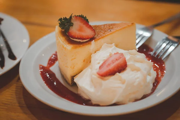 新鮮なイチゴとホイップクリームの装飾とチーズケーキストロベリーソース 選択的焦点 — ストック写真