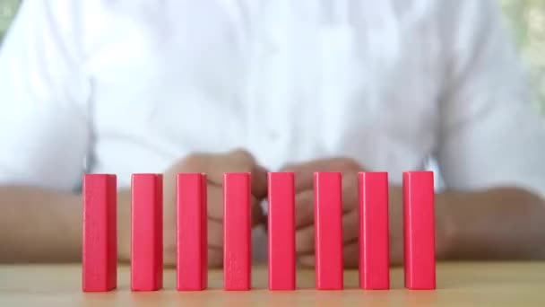 Muž Používá Ruce Dotýká Červené Domino Společně Vlevo Vpravo — Stock video