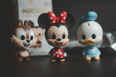Samut Prakan, Tayland - 25 Nisan 2021: Figurine Donald duc, Chip (Tic) ve Minnie Mouse, Miki Fare ailesi, Tayland 'da Miniso satışından kalma gizemli kutu figürleri