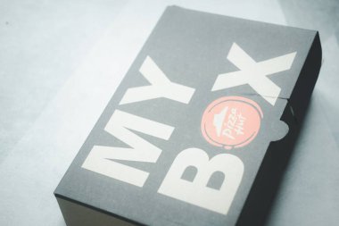 Samut Prakan, Tayland - 25 Nisan 2021 Pizza Hut 'tan gelen pizza kutusu. Pizza stilleri sunan, Amerikan restoran zinciri ve uluslararası şubedir. Karantina sırasında popüler fast food