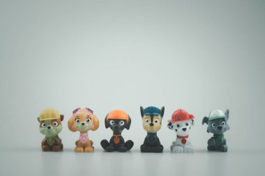 Bangkok, Tayland - 25 Nisan 2021: PaW devriye takımının oyuncakları arka arkaya diziliyor. Animasyon dizisinin kahramanları. Keith Chapman tarafından yaratılan Kanada animasyon televizyon dizisi.