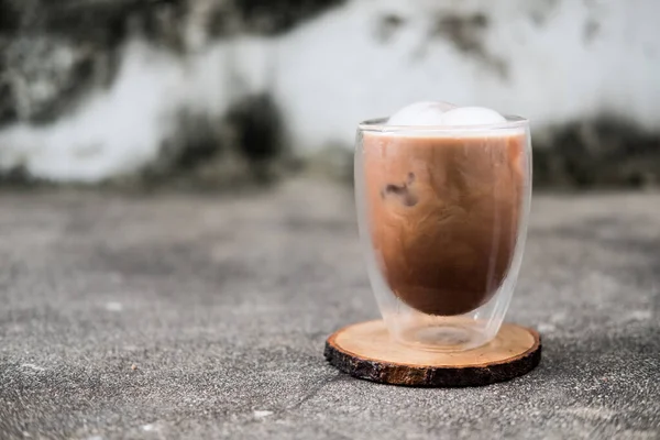 Eismokka Kaffee Doppelwandigem Glas Auf Schmutzigem Hintergrund — Stockfoto