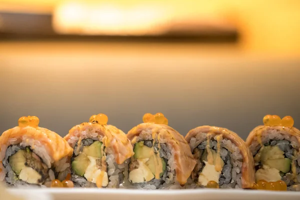 Grătar Salmon Roll Sushi Mâncare Japoneză Meniu Sushi — Fotografie, imagine de stoc
