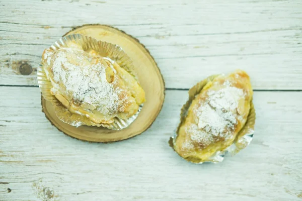 Chiudi Deliziosa Pasta Croissant Mandorle Fatta Casa Una Tazza Stagnola — Foto Stock