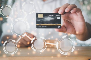 Tasarımınız için boş diyagramı olan kredi kartı tutan adam.