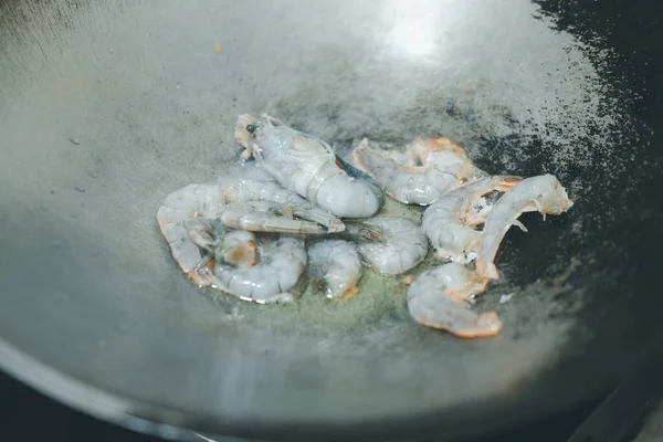 Crevettes Crues Dans Une Poêle Chaude Cuisine Thaïlandaise — Photo