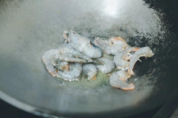 Camarão Cru Numa Frigideira Quente Cozinha Tailandesa — Fotografia de Stock