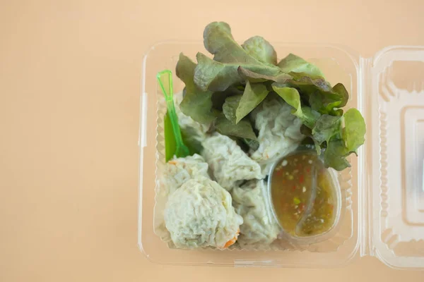 用塑料盒装的新鲜蔬菜把煮熟的饺子拿走 准备好吃饭了 — 图库照片