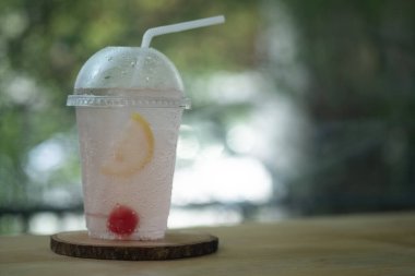 Plastik bardakta buzlu İtalyan likörü.