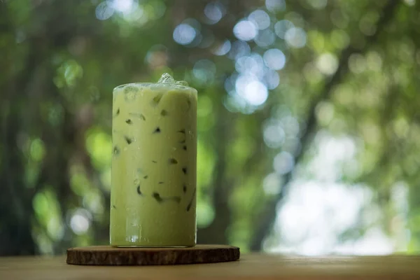 一杯有自然背景的冰绿茶拿铁 — 图库照片
