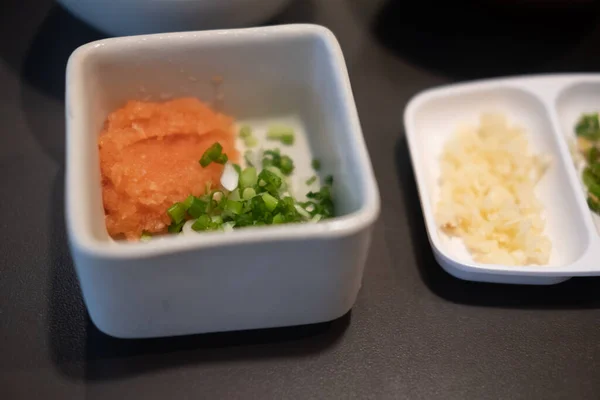 Rábano Rallado Naranja Con Muelle Picado Para Mezclar Con Ponzu —  Fotos de Stock