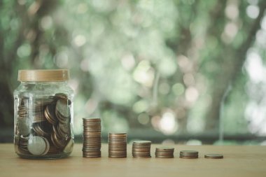 Temiz cam bir kavanozdaki Tayland paraları (baht) para yığını büyüyen büyümeyi hızlandırır para tasarrufu sağlar