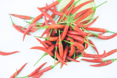 Kırmızı biberleri beyaz arka planda yakın plan. Üst görünüm