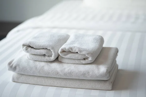 Folded White Towels Hotel Bed Feels Cozy — Stock Photo, Image