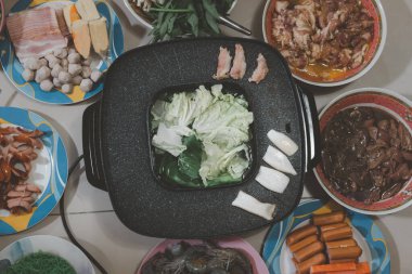 Tayland usulü ızgara ızgaralı Kore barbeküsü. Lezzetli sebze çorbası..