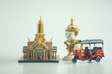 Tayland Loha Prasat 'ın plastik bloğundan yapılmış minyatür oyuncak, dev ve tuk tuk araba. Tayland 'a seyahat kavramı