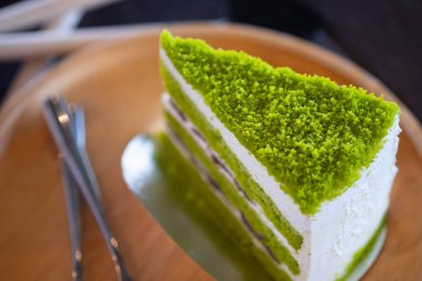 Krema ve kırmızı fasulyelerle dolu üçgen pandan katlı kek. Üst görünüm