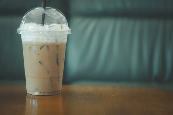 Kopi Beku Mocha Dalam Gelas Plastik Meja Kayu Kafe Dengan — Stok Foto