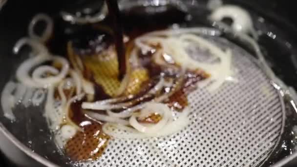 しゃぶしゃぶの鍋に熱い黒大豆スープを注ぐすき焼き日本料理 — ストック動画