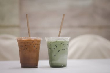 Toplantı odasındaki masada buzlu sütlü kahve ve buzlu kahve.