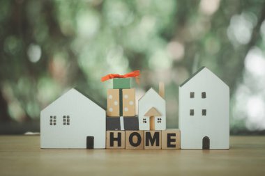 Kelime küpü bloğu ev ve hediye kutusuyla beyaz ahşap ev.  