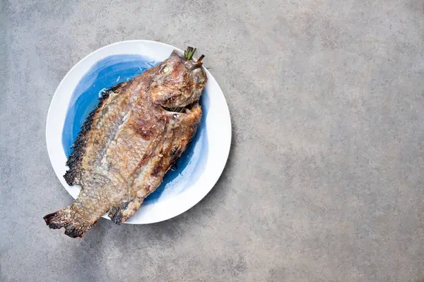 Sól Skorupiaków Grillowane Ryby Talerzu Tradycyjne Tajskie Jedzenie — Zdjęcie stockowe