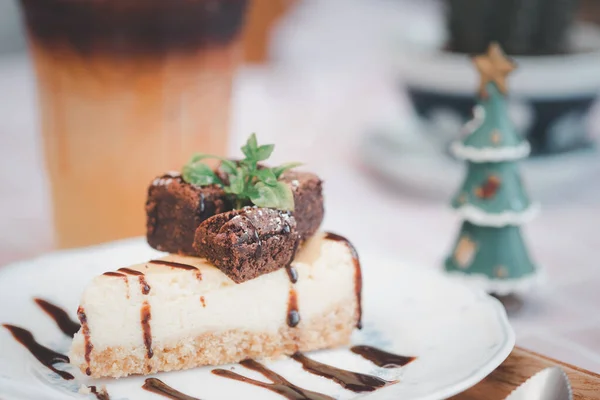 チョコレートブラウニーとケーキと装飾の作品 — ストック写真