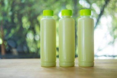 Soğuk bastırılmış guava suyu. Sağlıklı ve diyet kavramı