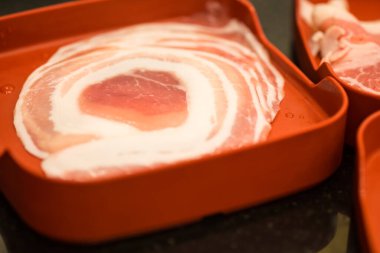 Çiğ pastırma dilimi sıcak tencere için pişirilmeye hazırdır.