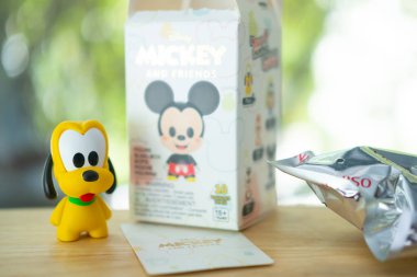 Samut Prakan, Tayland - 9 Mayıs 2021: Miniso 'dan Sevimli Plüton figürleri, Tayland' da satılan Blind Box X MINISO koleksiyonu