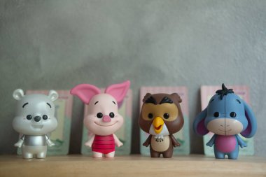 Samut Prakan, Tayland - 9 Mayıs 2021 Winnie 'nin sevimli oyuncağı Pooh Figürleri Gizemli Kutu Koleksiyonu Tayland' daki Miniso mağazasından rastgele bir oyuncak.