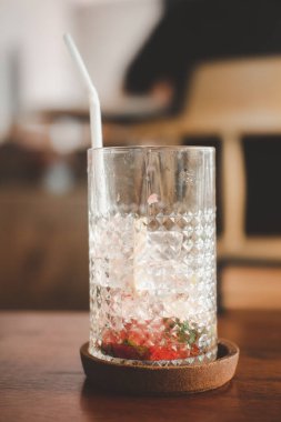 Boş bardak, hurda kireç, nane ve masada buz..