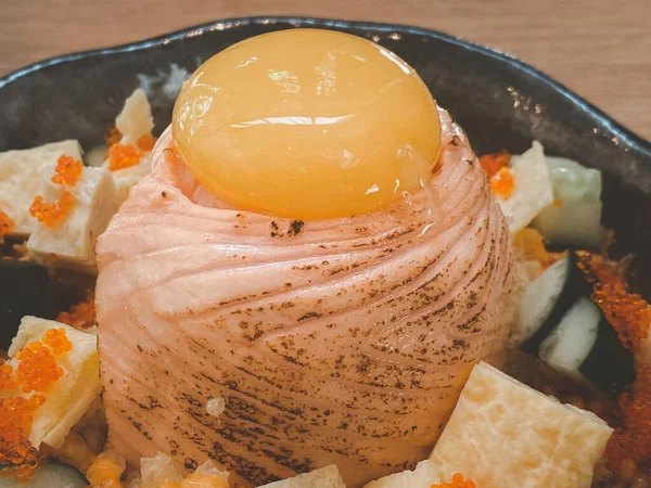 Salmón Lava Donburi Con Huevo Crudo Parte Superior Cerca — Foto de Stock