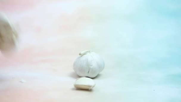 Slow Motion Panning Fresh Garlic Rolling Крупный План — стоковое видео