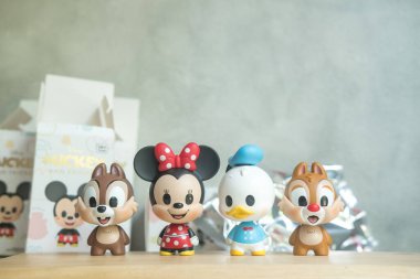 Samut Prakan, Tayland - 11 Mayıs 2021: Mickey mouse ailesinin Miniso satışından kalma gizemli kutu kör kutusu figür 9 Nisan 2021 'de Tayland' da başladı