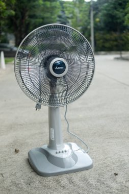 Samut Prakan, Tayland - 11 Mayıs 2021: Evdeki yeni ürün, Mitsubishi tarafından üretilen 16 inçlik yumuşak gri elektrikli fan boyutu, Tayland 'da elektrik fan popüler
