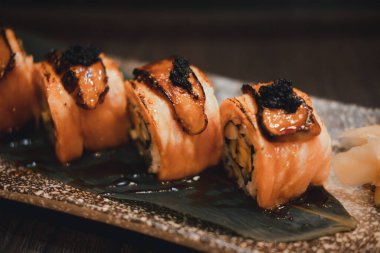 Izgara somon rulolarını kapayın üstüne de kurutulmuş kaz ciğeri koyun.