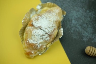 Badem kruvasanı ve pudra şekeri. Yakın çekim.