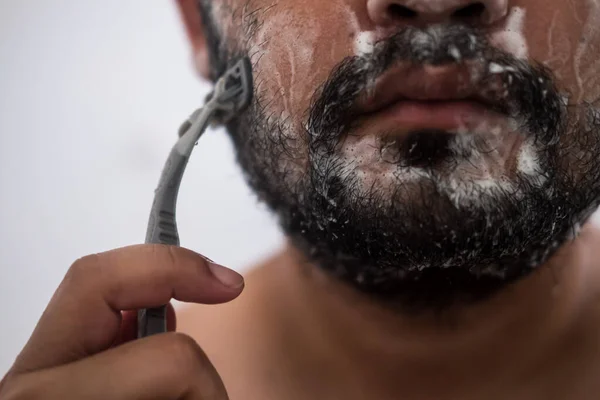 Knappe Man Scheergezicht Met Scheermes Scheercrème Verzacht Baard Badkamer Huidverzorgingsconcept — Stockfoto