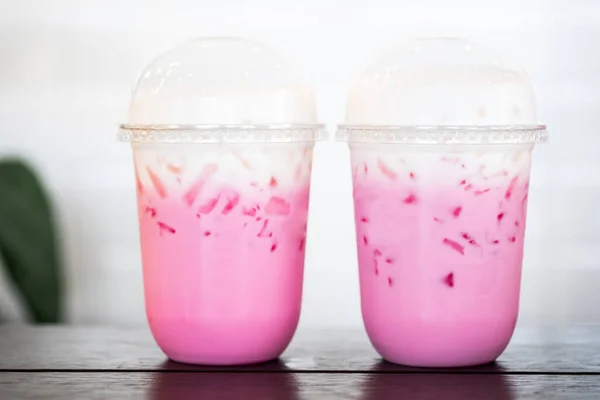 Dos Vasos Leche Dulce Rosa Helada Estilo Tailandés Cafetería Mesa — Foto de Stock