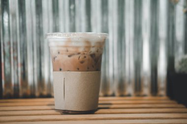 Kahverengi kağıt kollu bardaklarda buzlu Mocha çinko arka planda. Dinlenme zamanı.